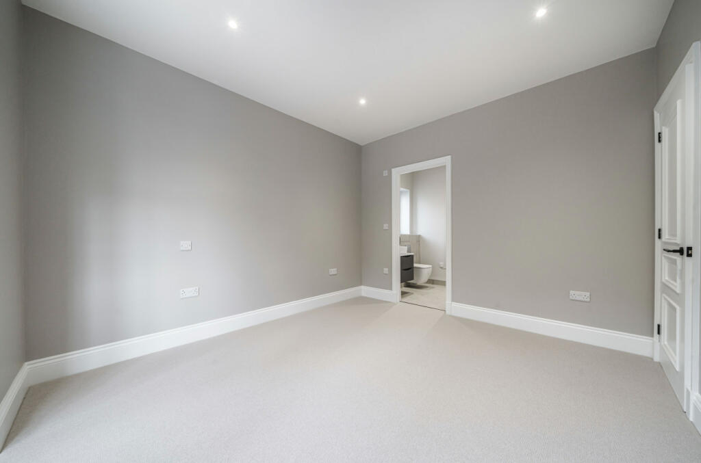 Glen Eyre Road — Principal bedroom with en suite