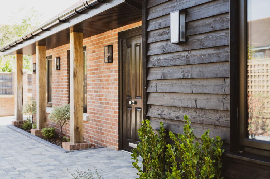 Broadleaf — Entrance and oak porch