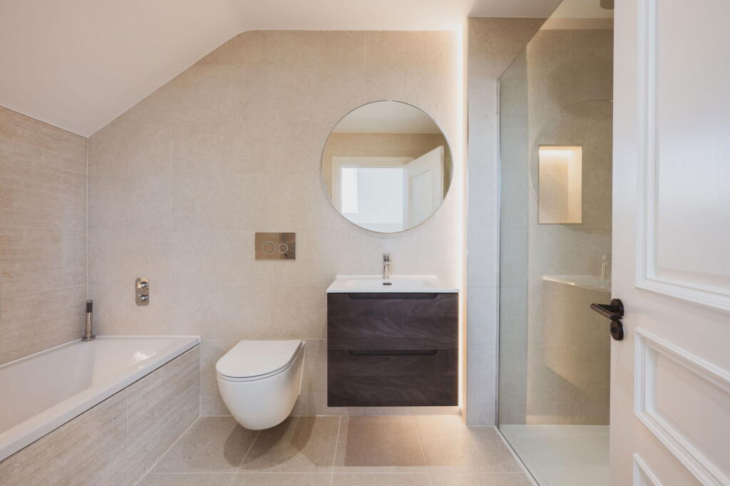 Broadleaf — Family bathroom